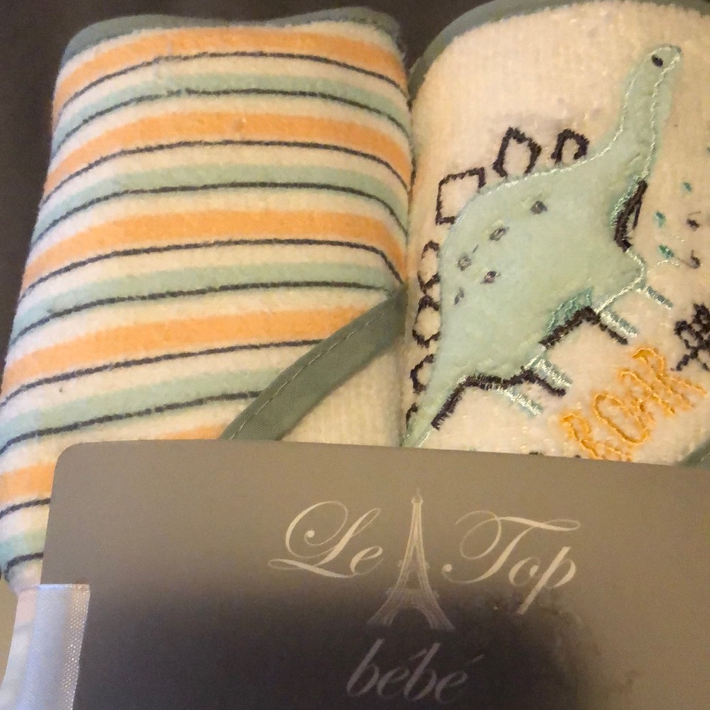 NWT Le Top Bebe Baby 3 Pack Dinosaur Hooded Towels - 28" x 28"- 100% Polyester - Picture 3 of 11
